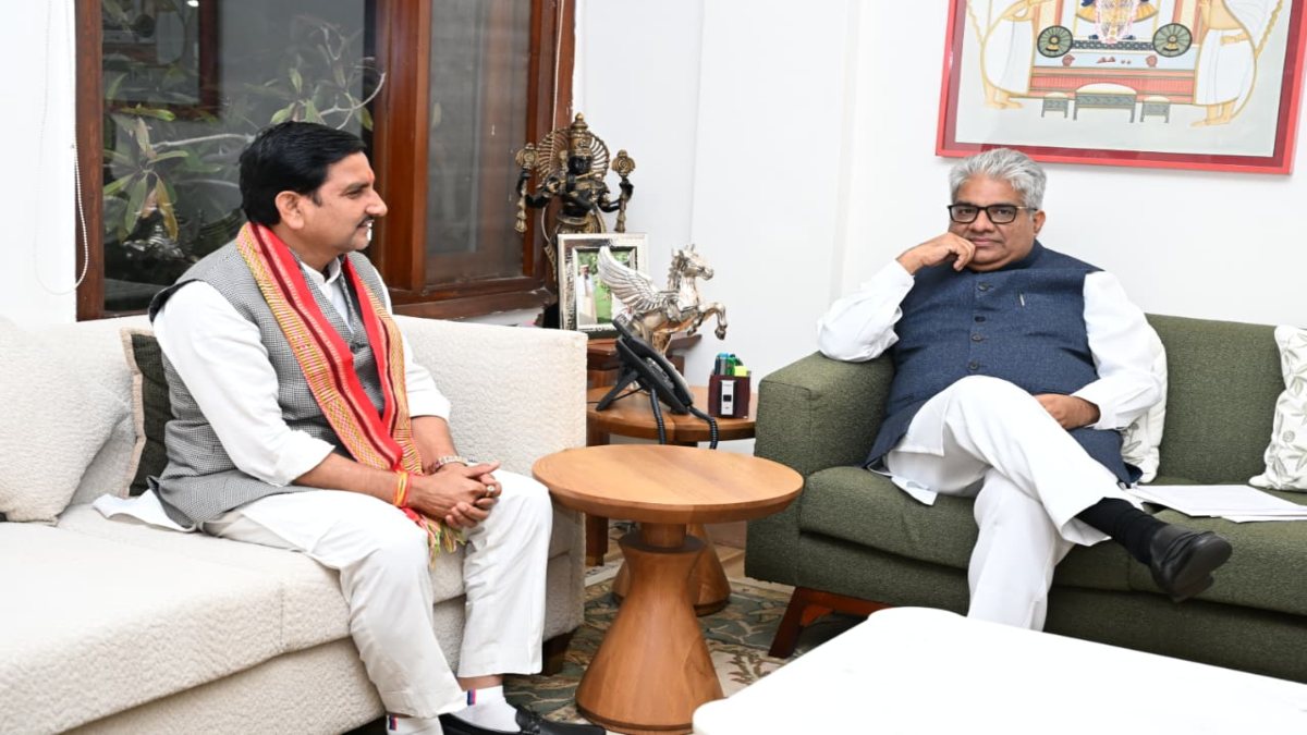 गिधवा–परसदा आर्द्रभूमि को प्रवासी पक्षियों के संरक्षण और इको-पर्यटन केंद्र बनाने की मांग, केंद्रीय राज्य मंत्री तोखन साहू ने केंद्रीय मंत्री भूपेंद्र यादव को सौंपा प्रस्ताव