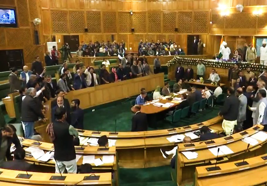 जम्मू कश्मीर विधानसभा में जोरदार हंगामा, बाढ़ राहत पर चर्चा के लिए अड़े बीजेपी विधायक वेल में पहुंचे ; सुरक्षाकर्मियों ने संभाला मोर्चा