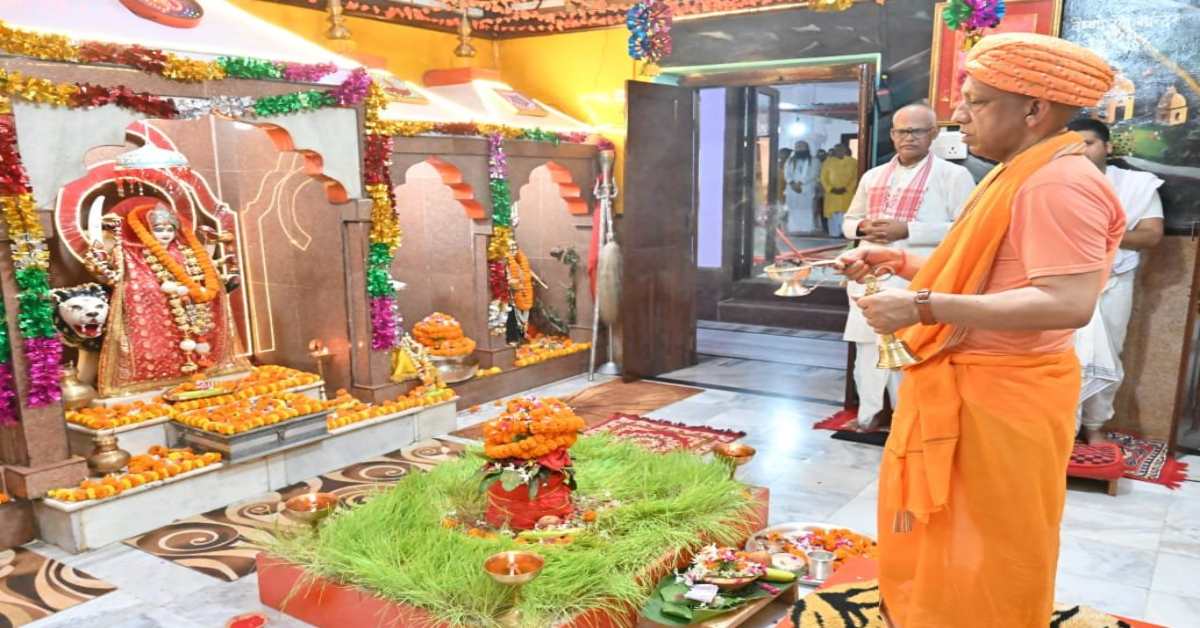 महानवमी पर सीएम योगी ने की देवी मां की संध्या आरती, कल पारंपरिक पोशाक में नजर आएंगे गोरक्षपीठाधीश्वर, शोभायात्रा में होंगे शामिल