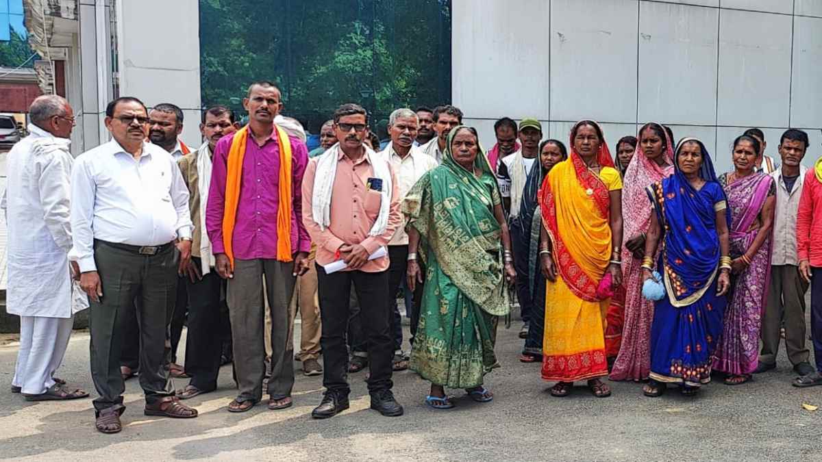 निस्तारी तालाब पर मालगुजारों का कब्जा, हेचरी बनाकर रोका जलभराव, पानी भरने की मांग लेकर जनदर्शन पहुंचे ग्रामीण, कलेक्टर ने दो टूक कहा – होशियारी मत दिखाओ कोई सबूत हो तो लेकर आओ…