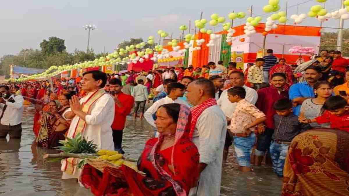 छठ महापर्व पर नित्यानंद राय ने हाजीपुर में परिवार संग दिया पहला अर्घ्य, छठ मैया से बिहार के विकास की कामना