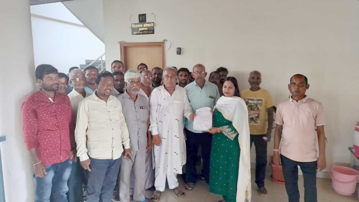फसलों को खा रहे आवारा मवेशी : परेशान किसानों ने नगर पालिका में किया प्रदर्शन, समस्या का समाधान नहीं करने पर चक्काजाम की दी चेतावनी