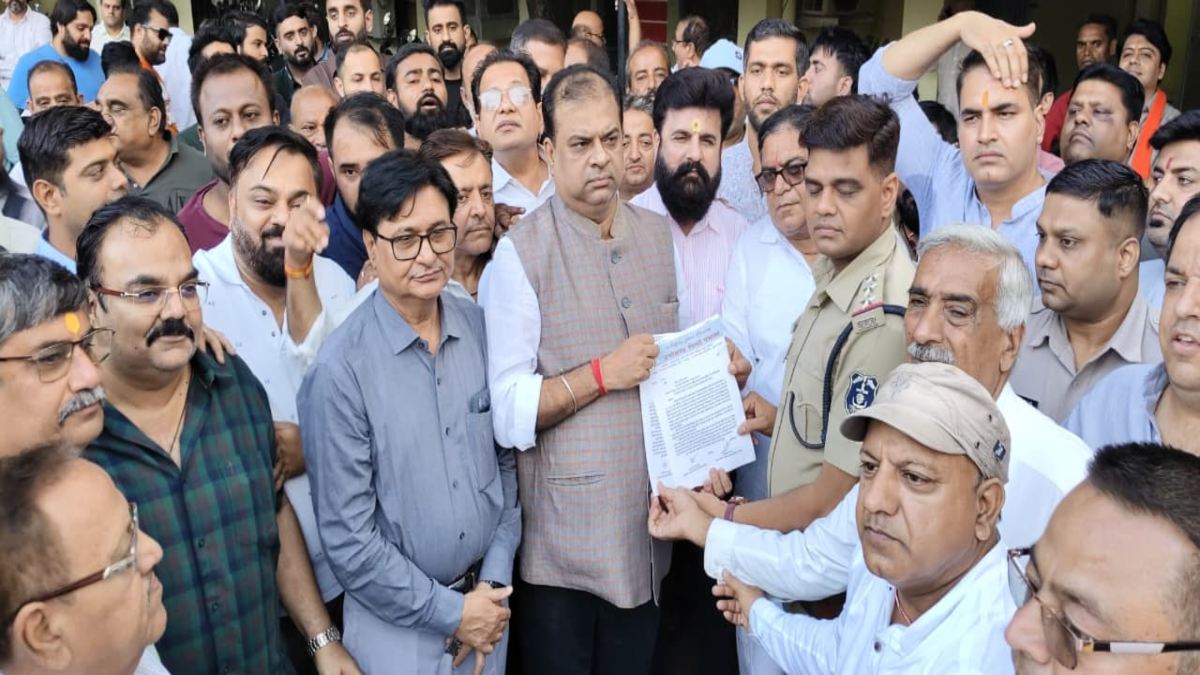 अग्रवाल समाज के बाद भड़का सिंधी समाज, क्रांति सेना अध्यक्ष अमित बघेल की गिरफ्तारी की मांग को लेकर पुलिस को सौंपा पत्र