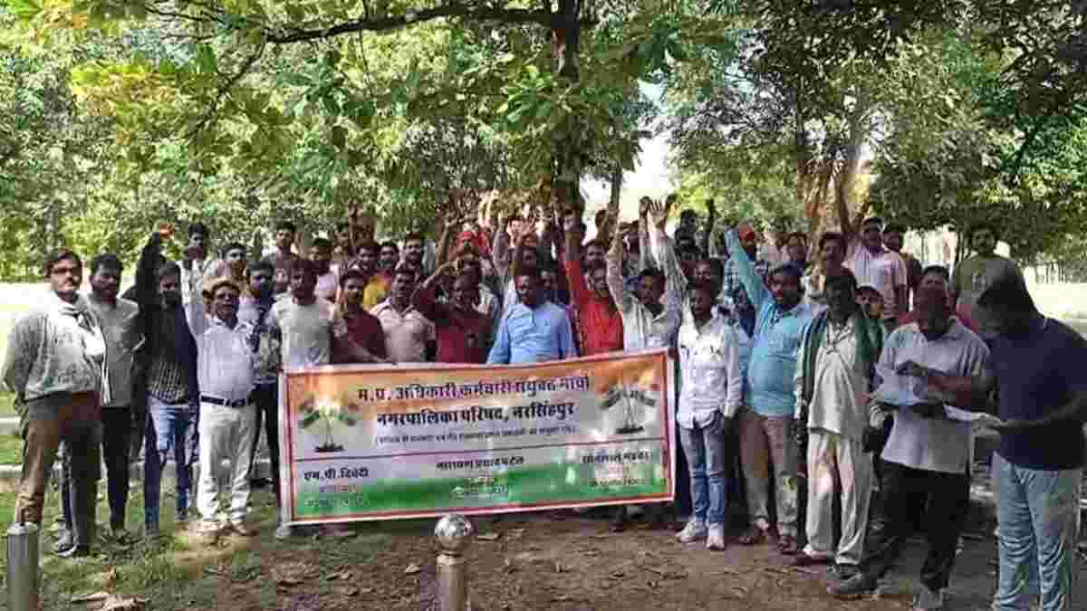 नगर पालिका कर्मचारियों ने खोला मोर्चाः वेतन और एरियर्स की मांग को लेकर कलेक्टर को सौंपा ज्ञापन