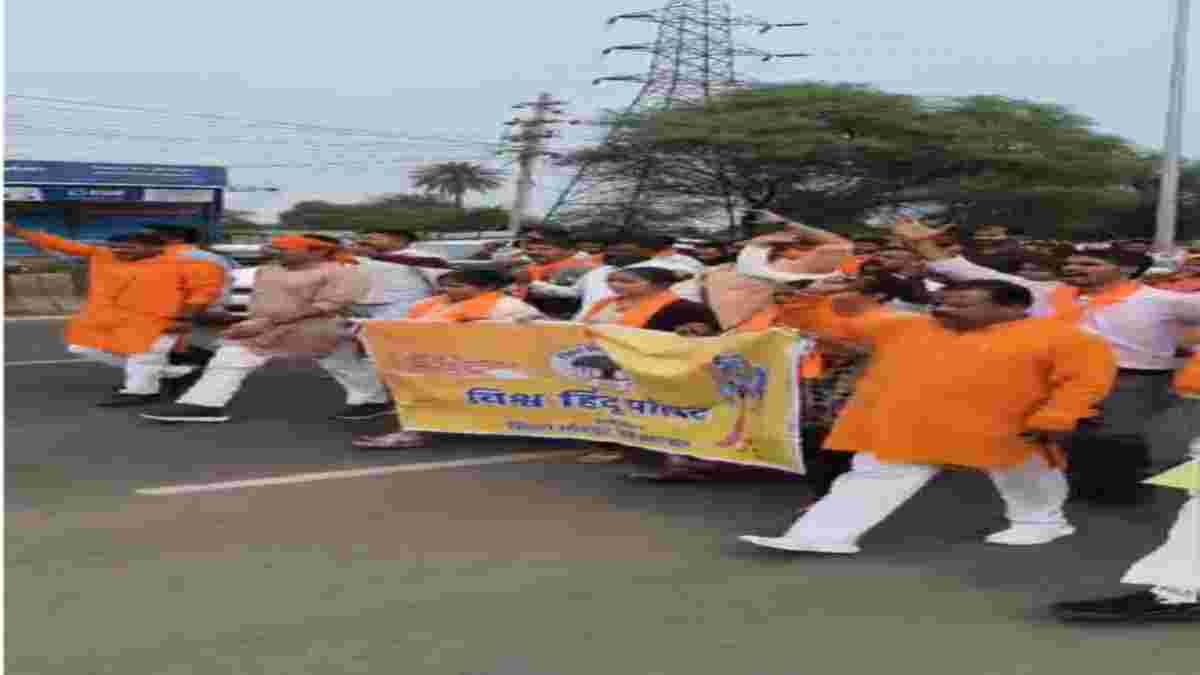 फॉर्चून बिल्डर के खिलाफ प्रदर्शन: धरने पर बैठा पीड़ित परिवार, बजरंग दल और विश्व हिंदू परिषद के कार्यकर्ता