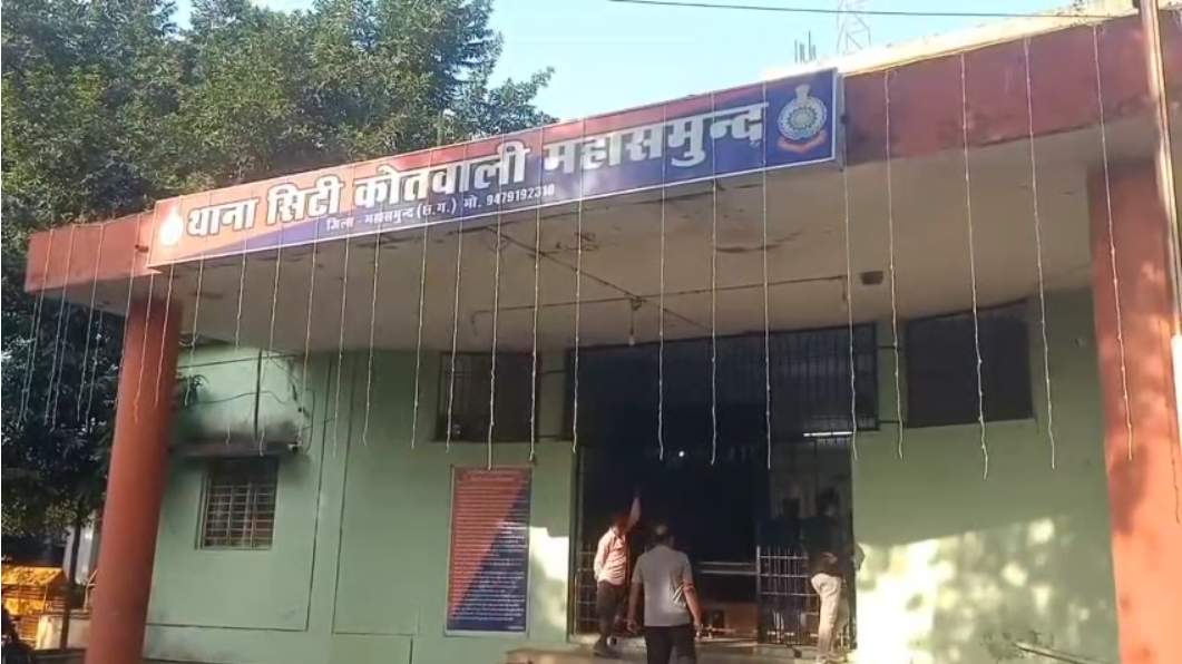 CG NEWS: बालाजी होटल पर पुलिस का छापा, जुआ खेलते पकड़े गए 17 नेता-व्यापारी, 7 लाख नकद जब्त