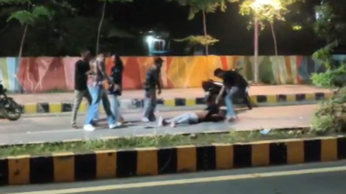 CG Crime: न्यायधानी में 2 गुटों के बीच जमकर मारपीट, लात घूसों से पिटाई के बाद सड़क पर लेटाकर घसीटा, 4 गिरफ्तार