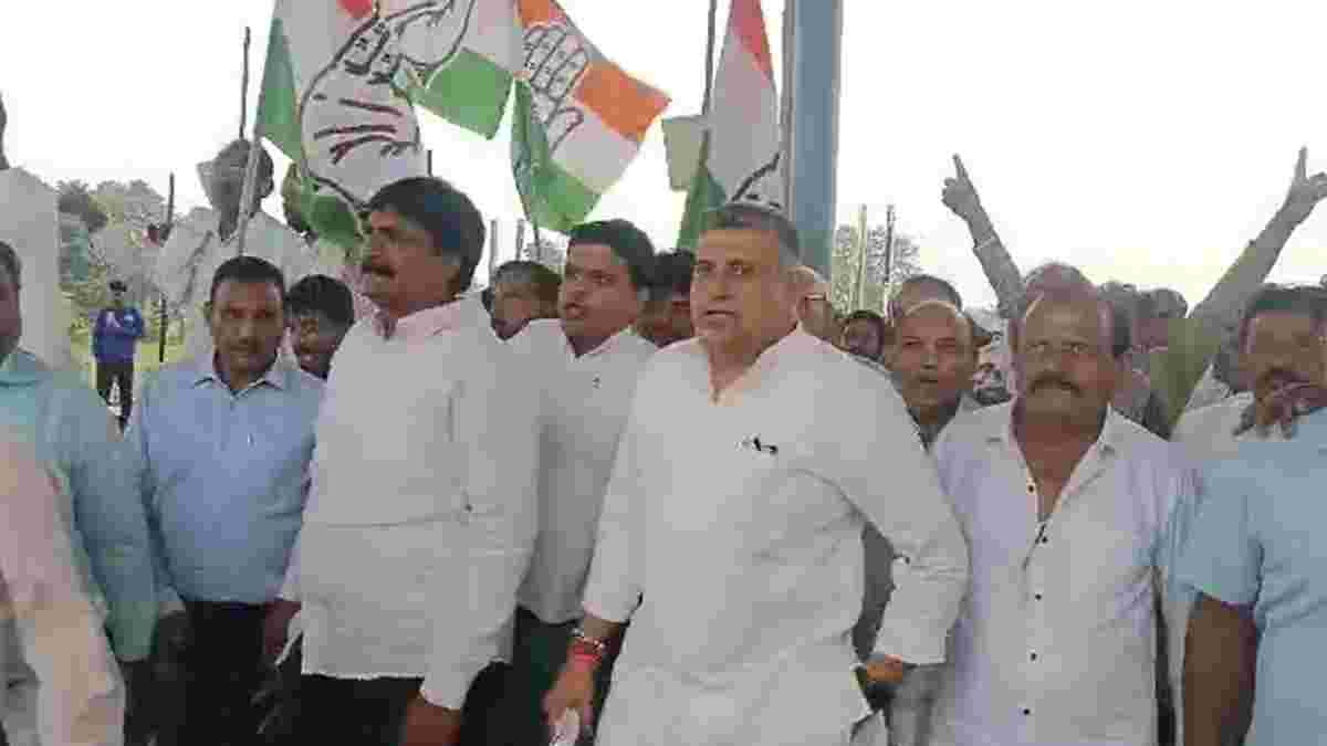 गडकरी के काफिले ने दिया कांग्रेसियों को चकमाः कुंडी टोल पर बिफरी कांग्रेस, अधूरे फोरलेन और अवैध वसूली को लेकर ज्ञापन देने पहुंचे थे