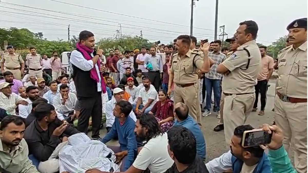 पीथमपुर क्रेन हादसाः पीएम के बाद शव को सड़क पर रख लगाया जाम, मुआवजे की मांग पर अड़े परिजन