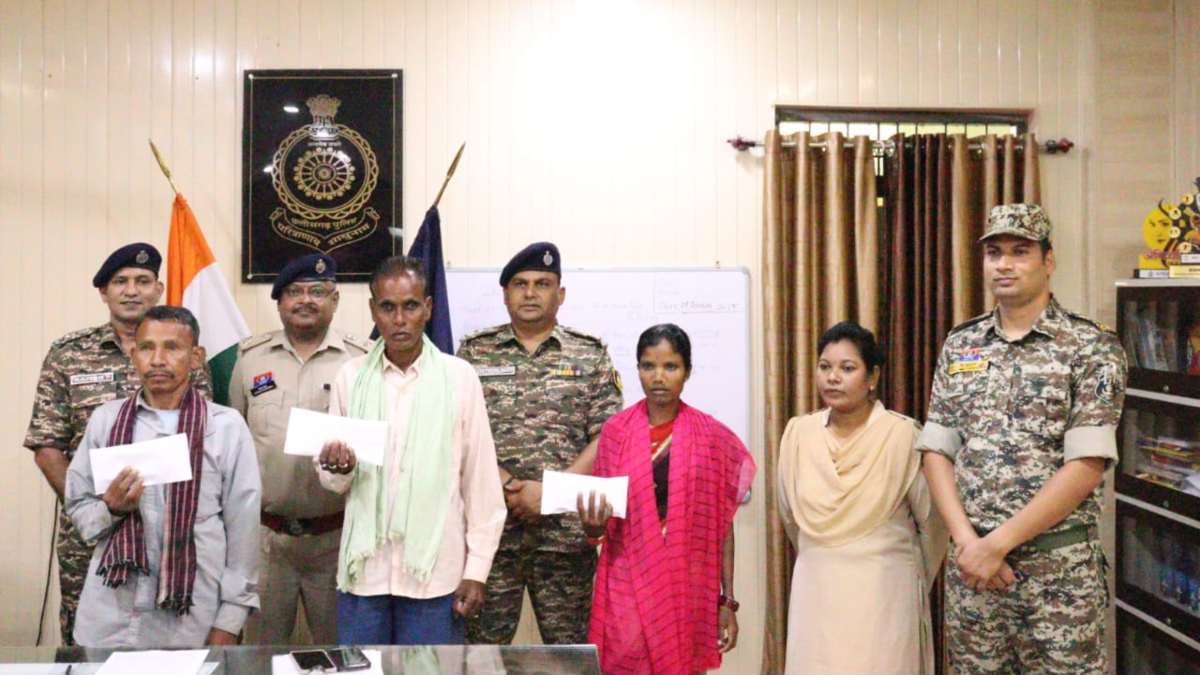 CG NEWS: 3 नक्सलियों ने किया आत्मसमर्पण, हिंसा की राह छोड़ मुख्यधारा से जुड़े…