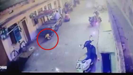 CG News : पटाखे से जला मासूम बच्चे का चेहरा और हाथ, CCTV फुटेज आया सामने