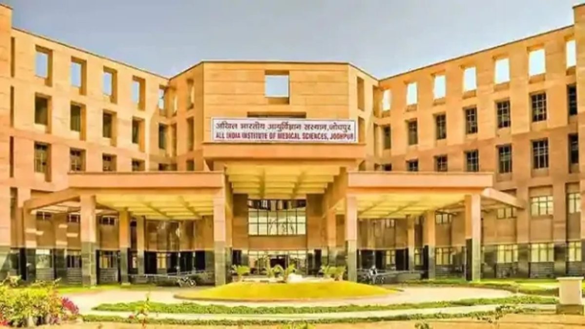 “डॉक्टर्स इस धरती के भगवान हैं” जोधपुर AIIMS में यह कहावत हुई चरितार्थ, 12 घंटे की सर्जरी के बाद जुड़े गए कटे हुए हाथ, परिजन बोले- चमत्कार!