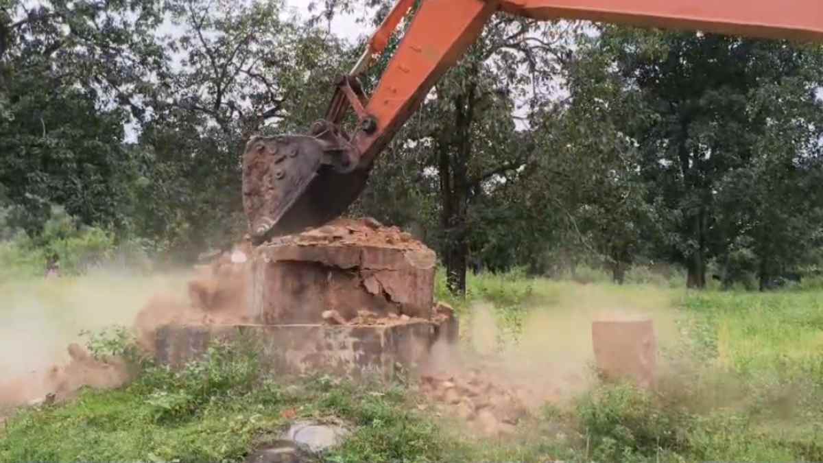 CG NEWS: सुरक्षाबलों की बड़ी कार्रवाई, माओवादियों के 15 फीट ऊंचे स्मारक को बुलडोजर से किया ध्वस्त…