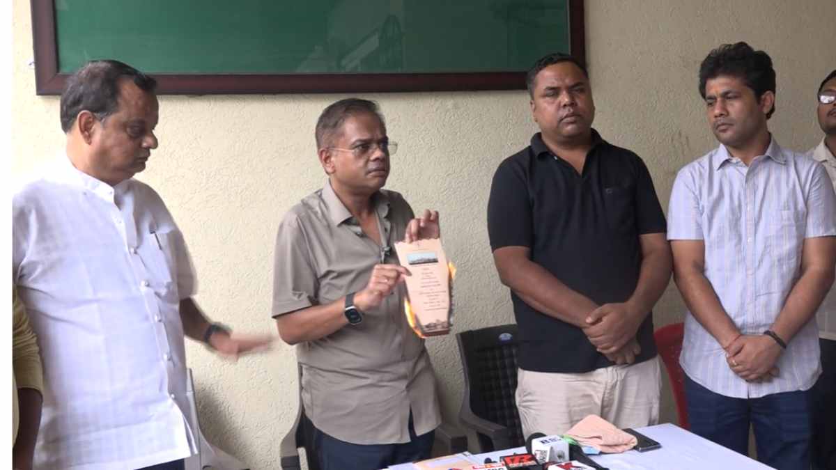 नए विधानसभा भवन के नामकरण को लेकर सियासत : उद्घाटन कार्ड में मिनीमाता का नाम नहीं, JCCJ ने जताया विरोध, अमित जाेगी ने आमंत्रण पत्र जलाकर आंदोलन की दी चेतावनी