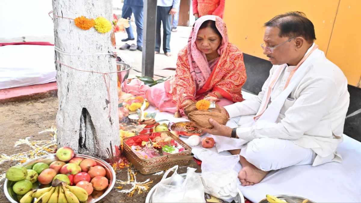 आंवला नवमी : सीएम साय ने पत्नी संग की आंवला वृक्ष की पूजा, प्रदेशवासियों के सुख-समृद्धि की कामना की