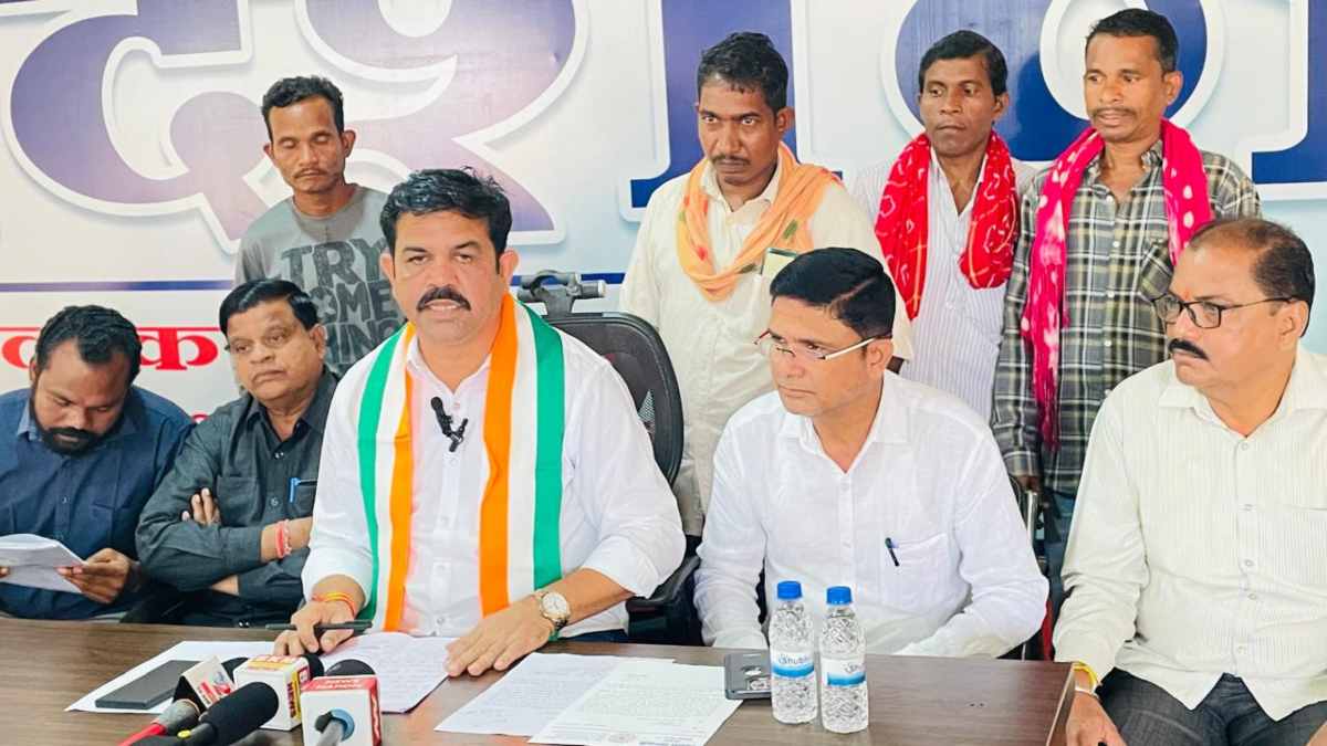 कांग्रेस का बड़ा आरोप, विधायक मंडावी ने कहा – विस्थापित परिवारों की 127 एकड़ पैतृक भूमि पर उद्योगपति ने किया कब्जा