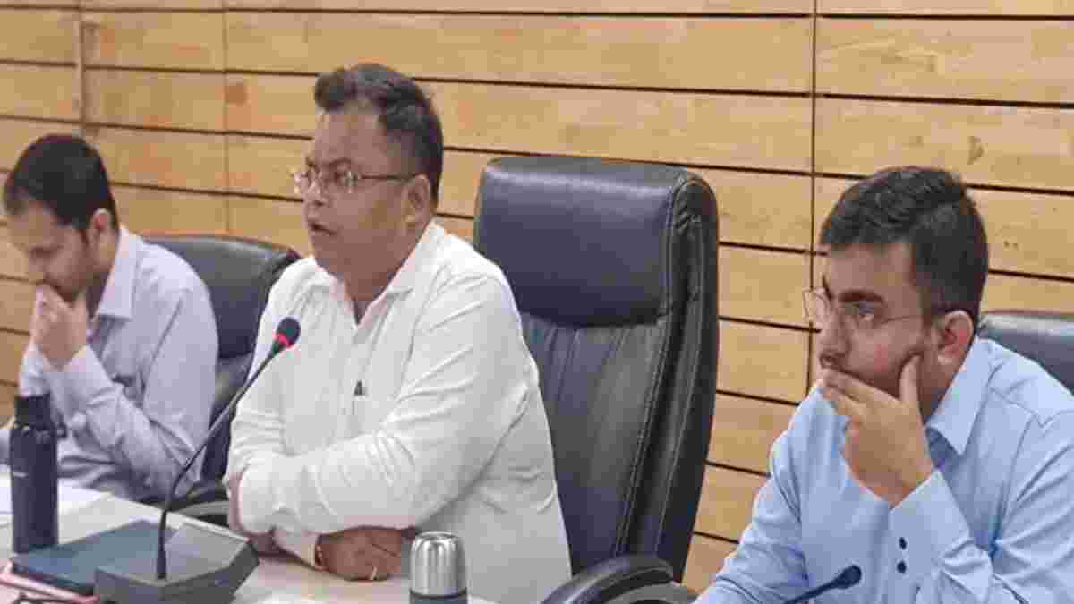 इंदौर कलेक्टर का एक्शन मोड: CMHO को लगाई फटकार, बोले- अपनी ही शिकायतों का नहीं होता निराकरण!