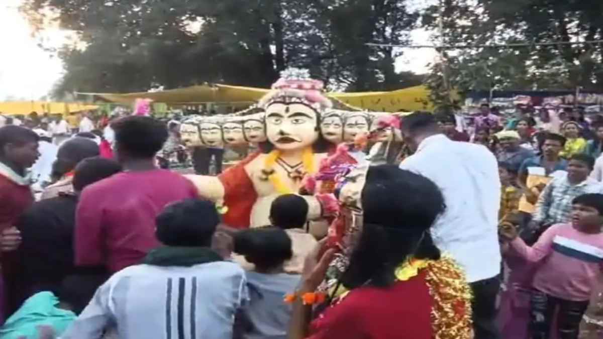 Chhattisgarh : यहां नहीं होता रावण दहन, मिट्टी के रावण की नाभि से अमृत निकालने की है अनूठी परंपरा, जानिए क्या है मान्यता…
