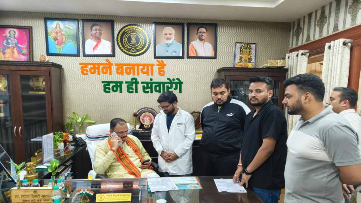 CGDF प्रतिनिधिमंडल ने स्वास्थ्य मंत्री से की मुलाकात, NOC के लिए संपत्ति गिरवी रखने की अनिवार्यता समाप्त करने, स्वास्थ्य केंद्रों में ‘छत्तीसगढ़ महतारी’ की मूर्ति स्थापित करने की रखी मांग