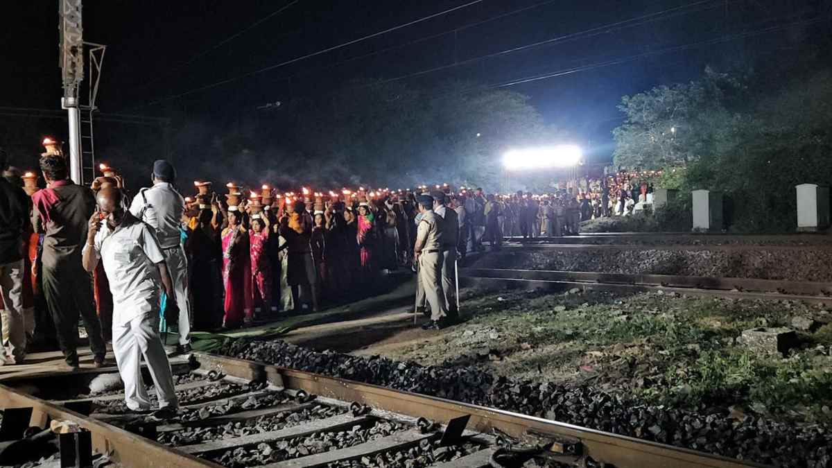 देर रात 901 ज्योति कलशों का हुआ विसर्जन, रेल ट्रैक पर थमे ट्रेनों के पहिए, रियासत काल से चली आ रही परंपरा