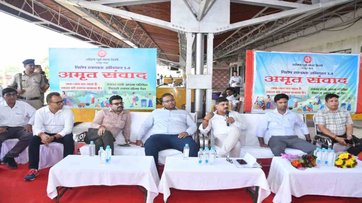 अमृत संवाद कार्यक्रम में DRM ने सुनीं यात्रियों की बातें, सुझावों पर कार्रवाई का दिया आश्वासन