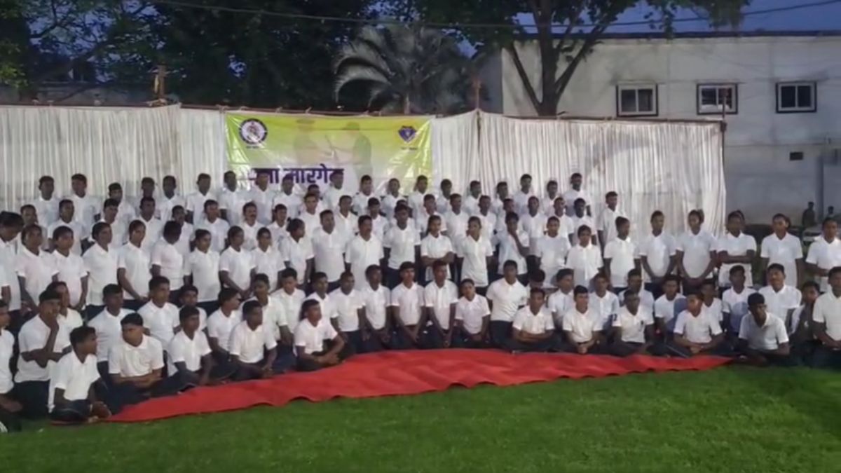 छत्तीसगढ़ के इतिहास में अब तक का सबसे बड़ा माओवादी आत्मसमर्पण : 103 नक्सलियों ने डाला हथियार, 1 करोड़ 6 लाख 30 हजार रुपये का था इनाम घोषित