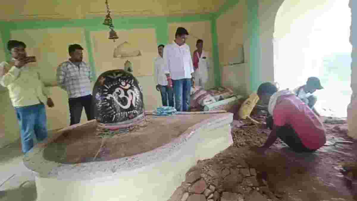 जमीन में गड़े धन की खोज में मंदिर में तोड़फोड़ः नंदी की प्राचीन मूर्ति को बदमाशों ने किया खंडित, पुलिस जांच में जुटी