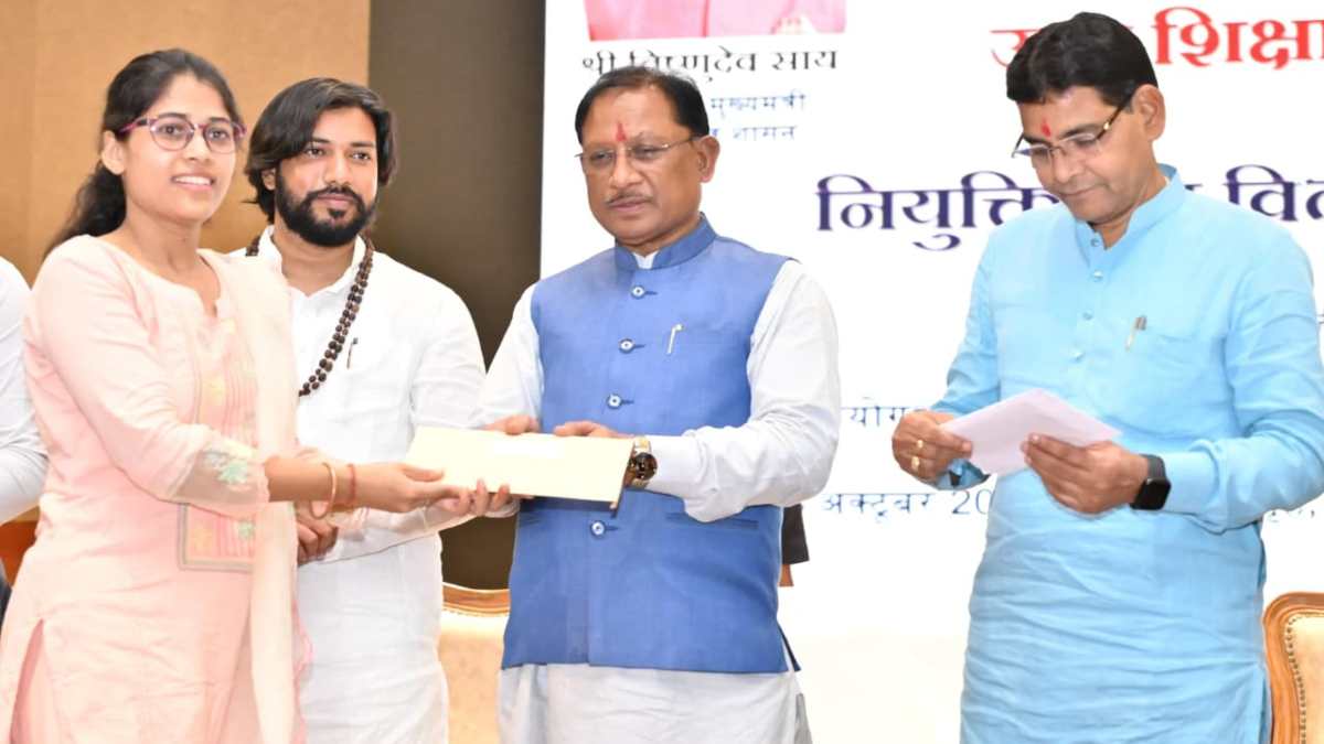सीएम ने प्रयोगशाला तकनीशियन के पद पर चयनित 233 अभ्यर्थियों को बांटे नियुक्ति पत्र, साय ने कहा – पारदर्शी और निष्पक्ष भर्ती प्रक्रियाओं से युवाओं का भविष्य हुआ सुरक्षित