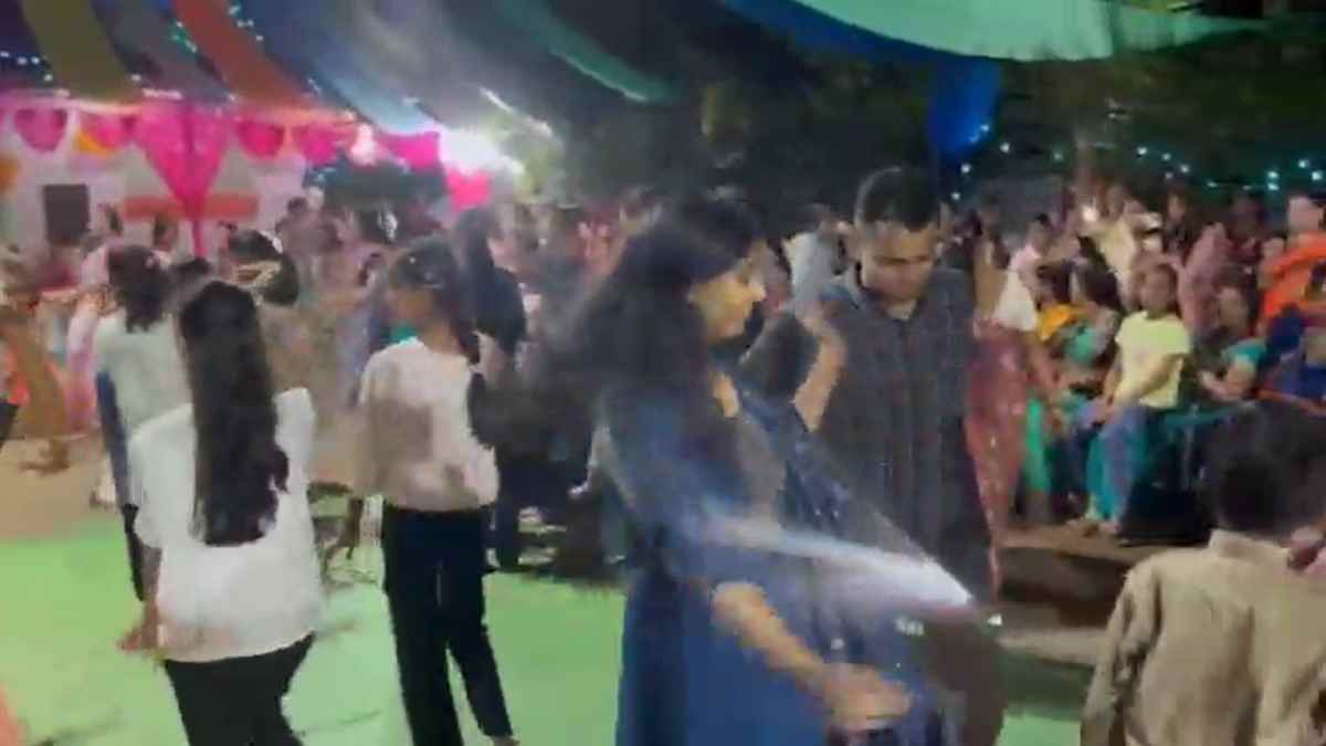 एसपी ने पत्नी संग खेला गरबा, मां की आराधना में रहे लीन, देखें VIDEO…