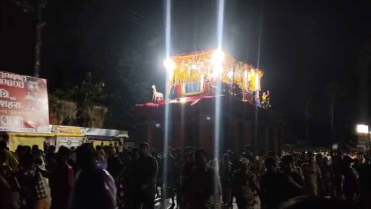 बस्तर का दशहरा : रावण दहन नहीं, 600 साल पुरानी ‘रथ चोरी’ की परंपरा, आधी रात को हुई 8 चक्कों वाली रथ चोरी