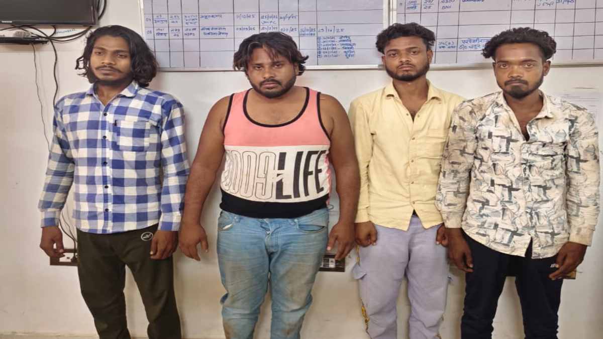 बदमाशों का आतंक : दिनदहाड़े राहगीरों से मारपीट और लूटपाट, दहशत फैलाने वीडियो बनाकर किया वायरल, चार आरोपी गिरफ्तार