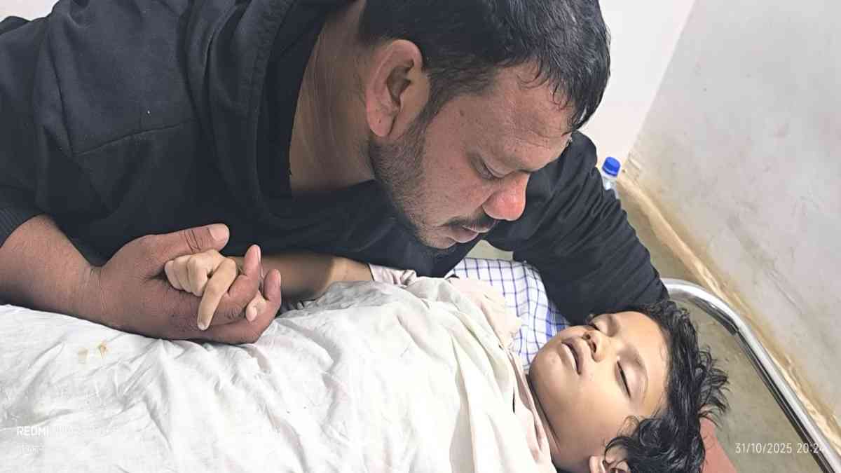 छत से गुजरे हाईटेंशन तार की चपेट में आने से मासूम की मौत, लोगों में आक्रोश, कहा – कई बार शिकायत के बाद भी जिम्मेदारों ने नहीं की कोई कार्रवाई