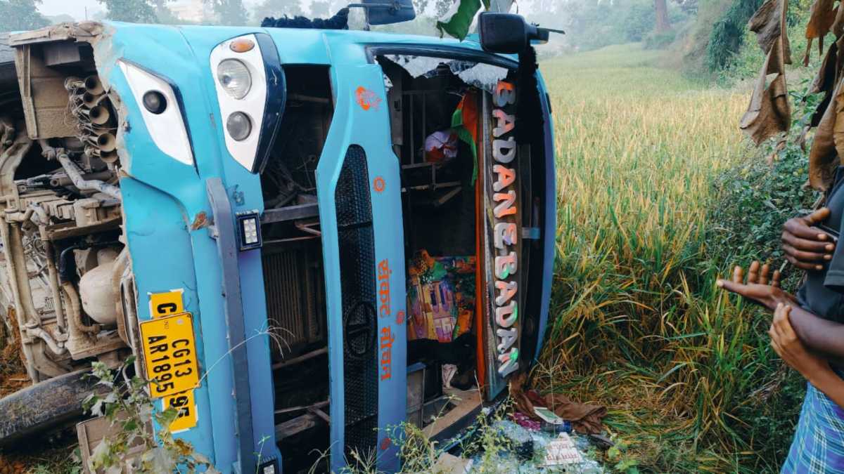 CG News : यात्रियों से भरी बस पलटने से मची चीख पुकार, कई यात्री घायल