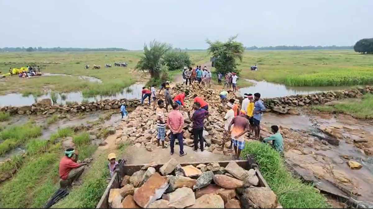 प्रशासन की अनदेखी : अब तक नहीं बनी बारिश में बही सड़क, ग्रामीणों ने उठाया श्रमदान का बीड़ा, खुद बना रहे सड़क