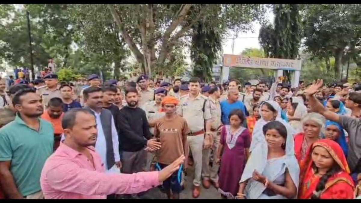 सूरजपुर में तनाव का माहौल : कुएं में गिरे युवक का अब तक नहीं निकला शव, ग्रामीणों ने किया हाईवे जाम, पुलिस के खिलाफ कर रहे नारेबाजी, दोषियों पर कार्रवाई की मांग