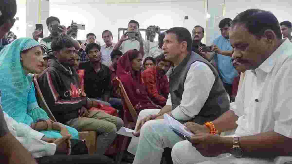MP कफ सिरप कांड: छिंदवाड़ा पहुंचे PCC चीफ जीतू पटवारी ने स्वास्थ्य मंत्री से मांगा इस्तीफा, दवा कंपनी पर कार्रवाई और मृतकों के परिजन को 1 करोड़ मुआवजे की मांग की