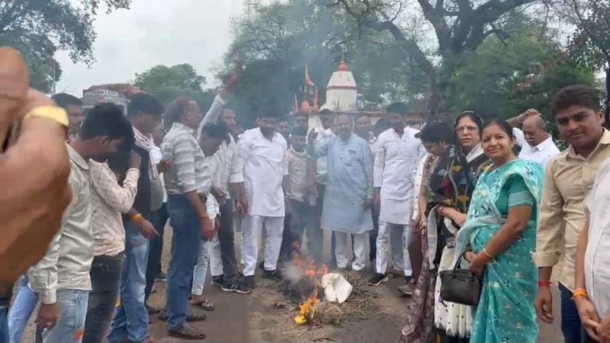 Raipur News : 3 साल की मासूम से दुष्कर्म पर फूटा आक्रोश, कांग्रेस ने प्लांट में की तालाबंदी