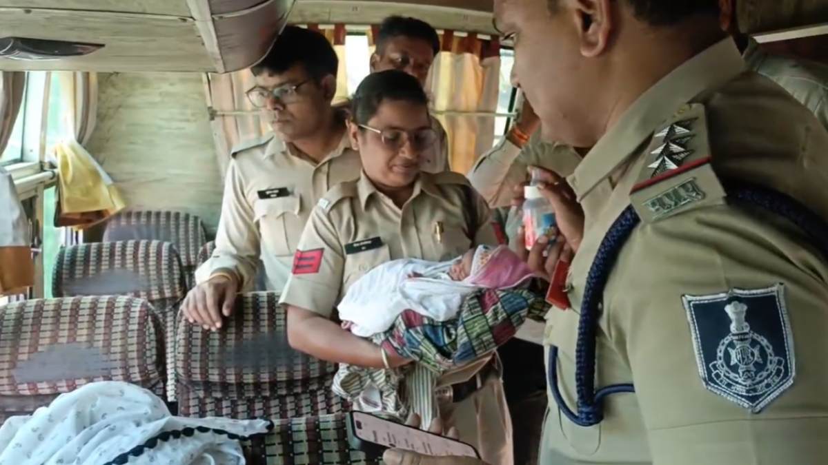 खाकी की दरियादिली: बस की सीट पर नवजात को छोड़कर दंपति फरार, मासूम को देख पसीजा महिला पुलिसकर्मी का दिल, गोद में उठाकर दुलारा
