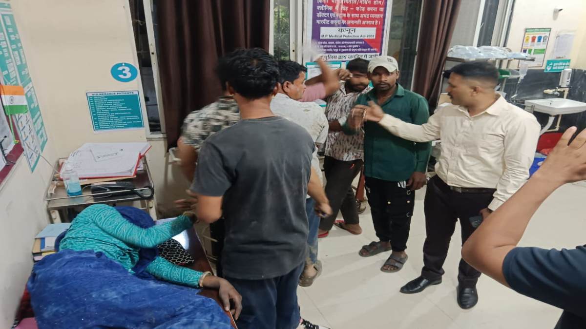 कैबिनेट मंत्री तुलसी सिलावट के क्षेत्र में बड़ा हादसा: चंद्रवतीगंज के पास ट्रैक्टर-ट्राली पलटी, दो महिलाओं की मौत, 35 से ज्यादा घायल