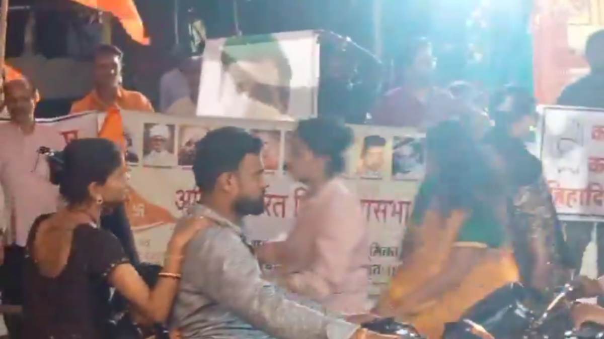 ‘जिस घर से अफजल निकलेगा, उस घर में घुसकर मारेंगे’, शीतलामाता बाजार विवाद में नाथूराम गोडसे की एंट्री, हिंदू महासभा ने दिग्विजय सिंह को कहा मुल्ला