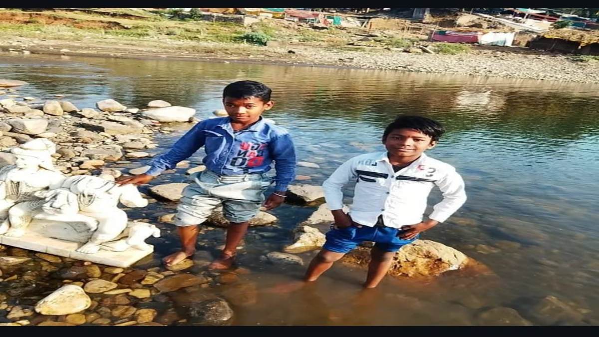 सेप्टिक टैंक में डूबने से दो भाइयों की मौत: क्रिकेट खेलने के दौरान झाड़ी में बॉल उठाए गए थे, शोक में डूबा परिवार