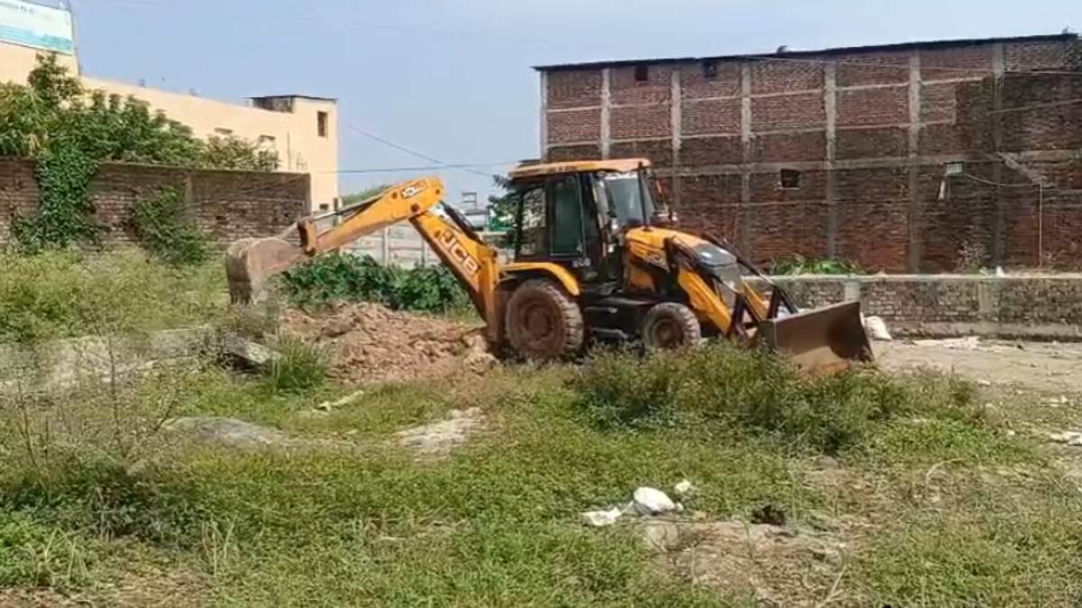 जबलपुर में अवैध मदरसे पर चला जिला प्रशासन का बुलडोजर, 920 स्क्वायर फीट जमीन पर किया था कब्जा