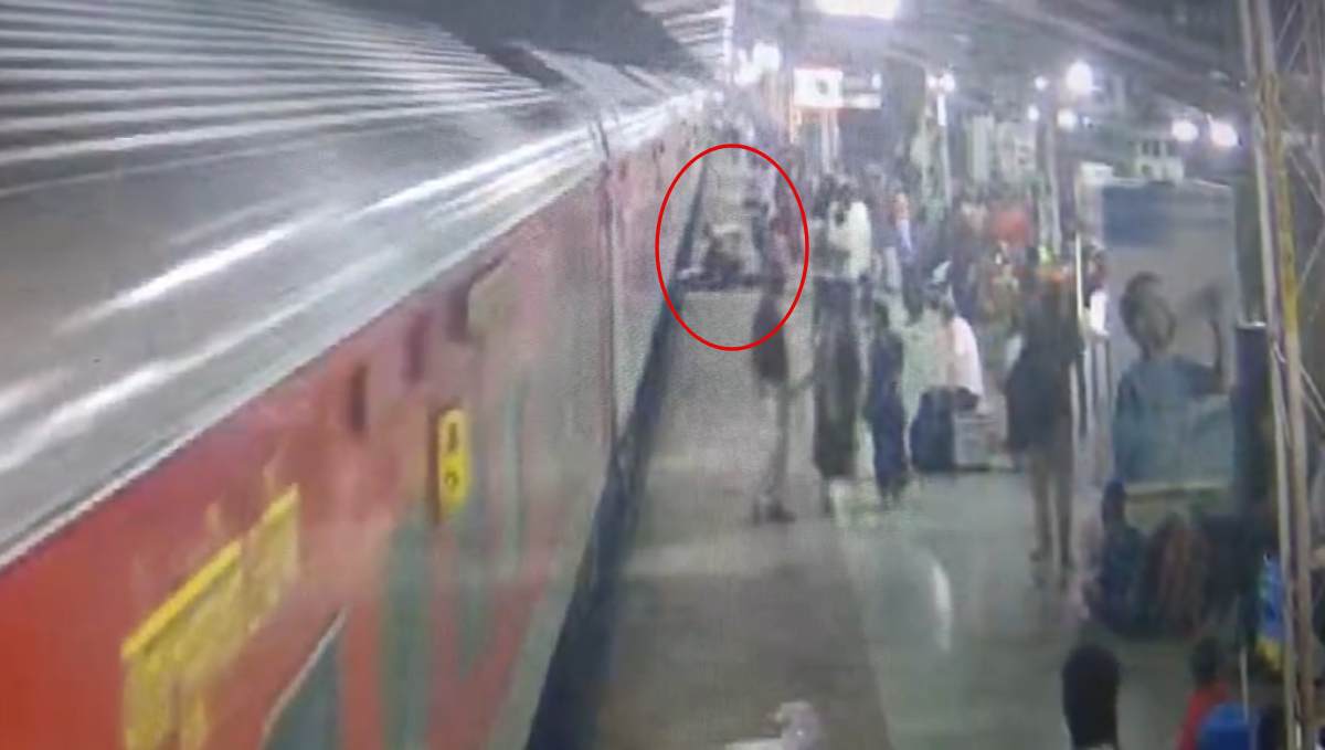 प्लेटफॉर्म पर चमत्कार! यात्री को मौत के मुंह से बचा ले आया RPF जवान, देखें हैरान करने वाला Video