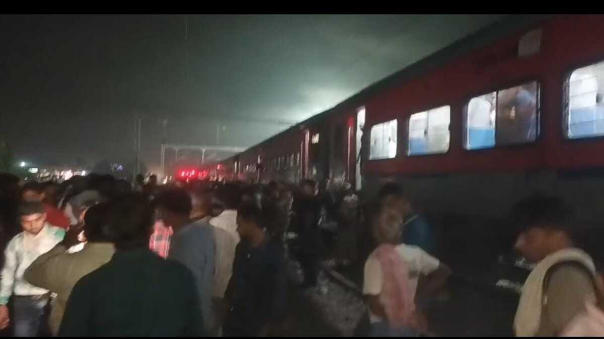 बिहार में जनसेवा एक्सप्रेस के कोच में अचानक लगी आग, रेलवे और स्थानीय लोगों ने किया बचाव, कारणों का पता लगाने में जुटा विभाग