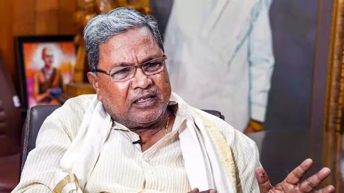 ‘सनातनियों से दूर रहा करो’, सिद्धारमैया ने दिया हिन्दू विरोधी बयान, खरगे ने RSS के झंडे हटवाए; कर्नाटक में राजनीतिक उबाल, बीजेपी बोली- ये तानाशाही है