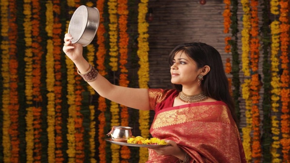 अगर आप भी रख रहीं हैं डायब‍िट‍ीज में Karwa Chauth 2025 का व्रत, तो इन बातों का रखें ध्यान