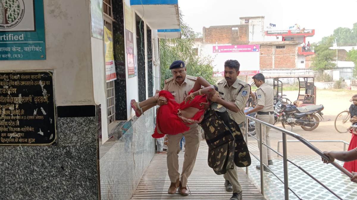 सड़क हादसे में घायल हुई महिला, देवदूत बनकर पहुंची पुलिस, स्ट्रेचर नहीं मिला तो गोद में उठाकर हॉस्पिटल के अंदर ले गए ASI