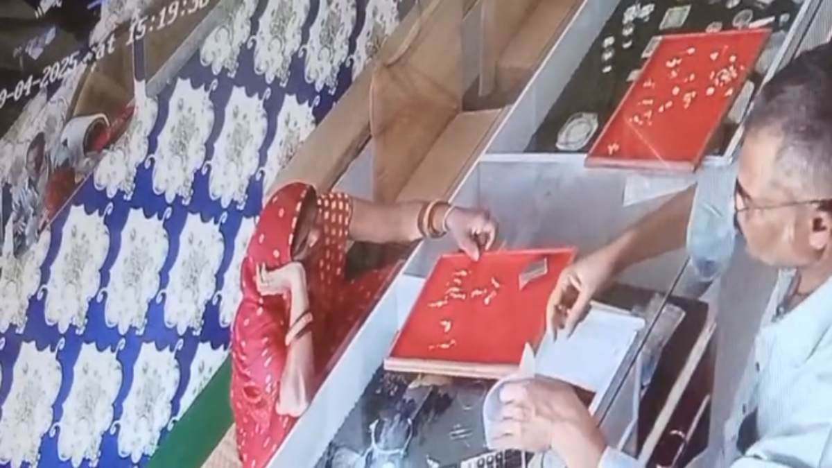 ये क्या! सराफा कारोबारी ने नकली सोना लेकर महिला को थमा दिया असली गोल्ड, डेढ़ लाख की लगी चपत, खुलासा हुआ तो उड़ गए होश