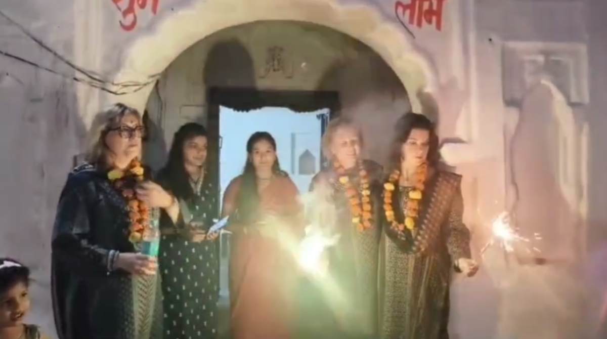 देसी संस्कृति में रंगे विदेशी पर्यटक, स्पेन से आए टूरिस्टों ने बुंदेली रीति रिवाज से मनाई दिवाली