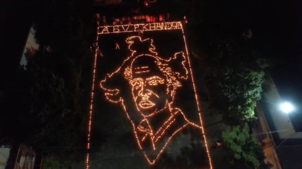 ABVP का ‘एक दीप शहीदों के नाम’, 11 हजार दीपों से बनाया भारत का नक्शा, ड्रोन कैमरे से दिखा अद्भुत नजारा, शहीदों को दी श्रद्धांजलि